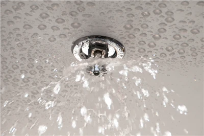 Hvorfor larmer min brandsprinkler?